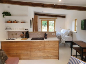 Swallow Studio - Private rural retreat with expansive garden